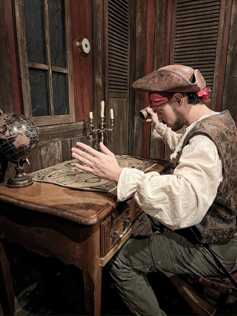 Décor de la cabine du navire pirate Bad Fortune Pirate énigme carte - Escape The Game Montpellier