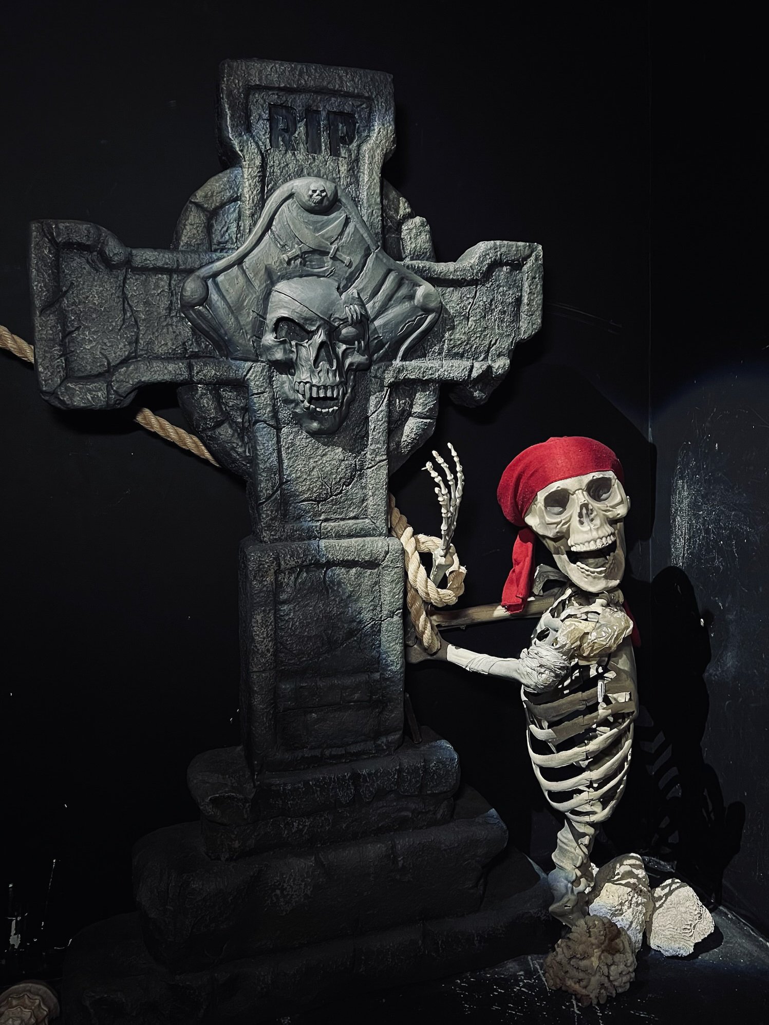 Décor cimetière marin Bad Fortune Pirate - Escape The Game Montpellier