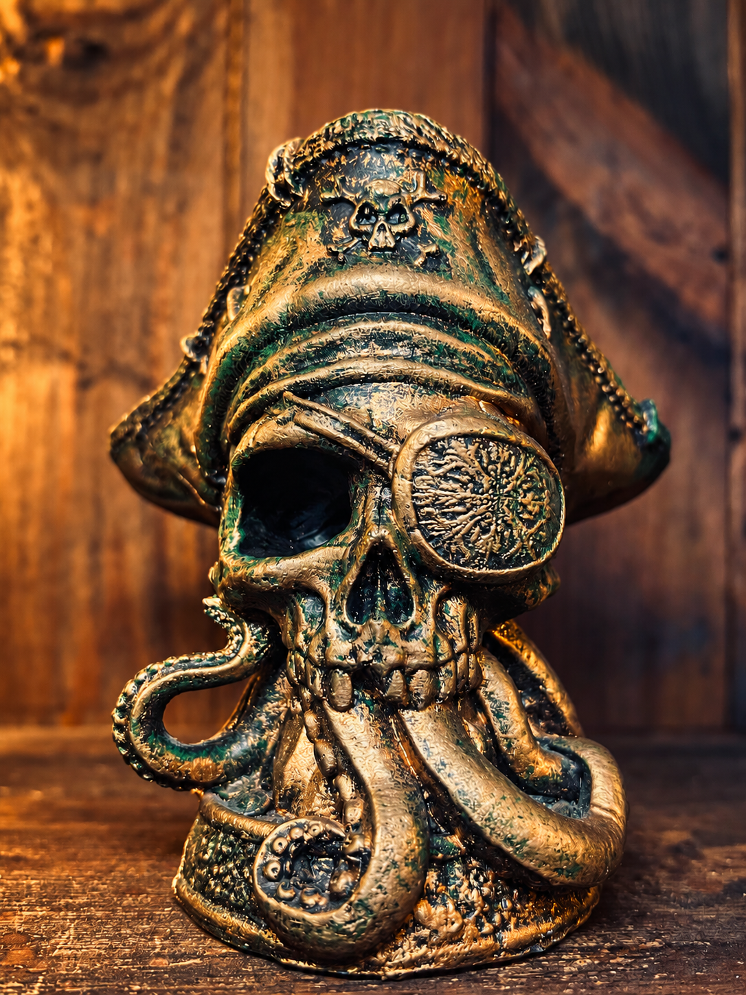 Sculpture de crâne pirate coiffé d’un tricorne, avec cache-œil et tentacules de kraken.